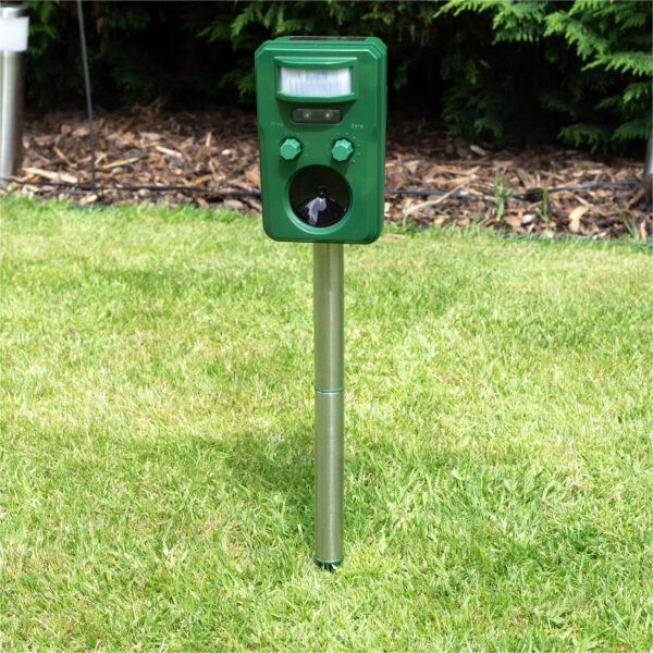 St Helens Home and Garden Solar Powered Ultrasonic Strobing Animal Repeller